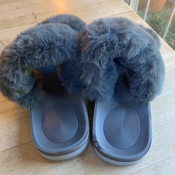 Coface Gray Furry Slippers with Rubber Soles NWT’s Size US 11, UK 9, EUR 43 - Picture 3 of 5
